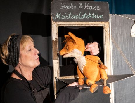 Darstellerin mit Handpuppe (Fuchs)