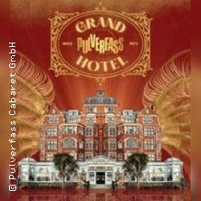 Illustration eines Hotels mit dem Schriftzug 'Grand Pulverfass Hotel' auf rotem Hintergrund.