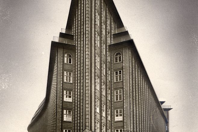 Das Chilehaus in Hamburg, ein markantes Backsteingebäude mit spitzer Ecke, aufgenommen in Schwarz-Weiß.