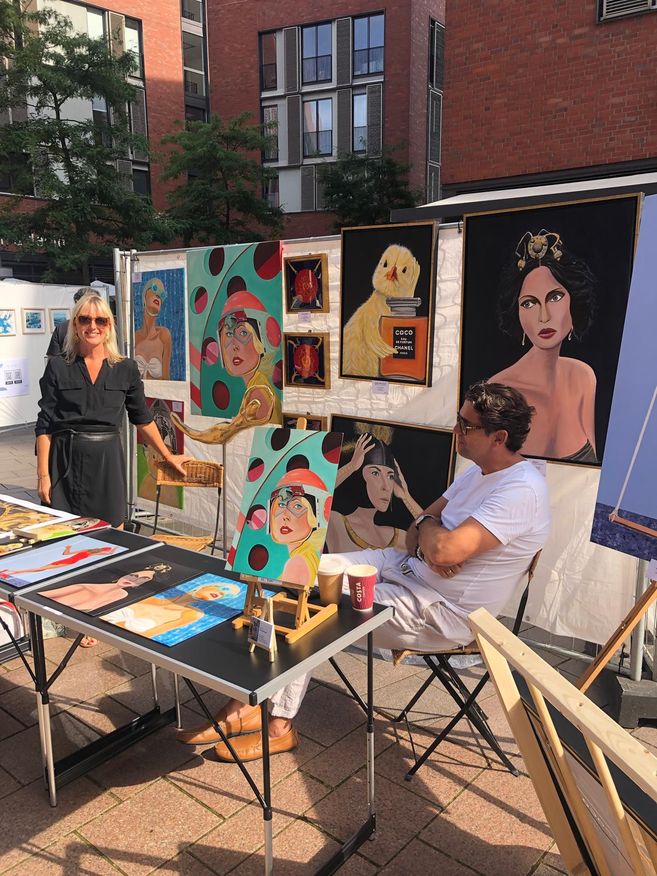 Ein Kunststand auf dem Überseeboulevard im September 2025