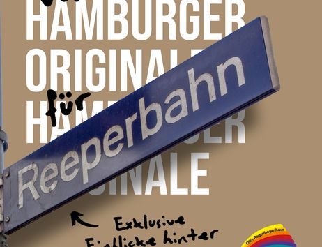 Ein Straßenschild mit der Aufschrift 'Reeperbahn' vor einem Hintergrund mit dem Text 'Von Hamburger Originale für Hamburger Originale'.