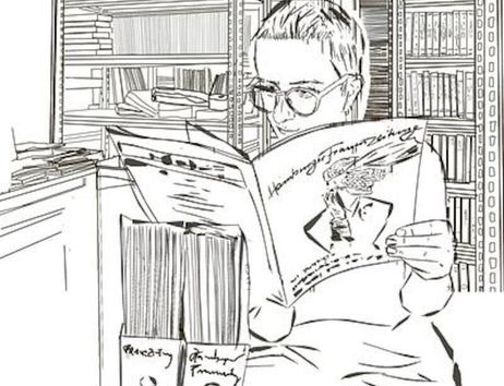 Schwarz-weiße Zeichnung eines Brillenträgers, der in einer Bibliothek oder einem Archiv ein Heft liest; im Hintergrund stehen Regale mit Büchern und Ordnern.