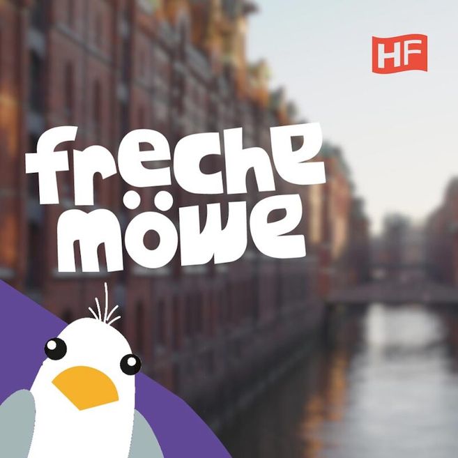 Illustration einer Möwe mit dem Text 'freche möwe' vor einem unscharfen Hintergrund einer Stadtansicht mit Wasserkanal.