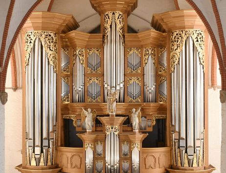 Arp-Schnitger-Orgel in einer Kirche mit reich verzierten Pfeifen und Holzschnitzereien.