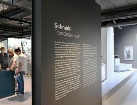 Menschen in der Ausstellung der Bundeskanzler-Helmut-Schmidt-Stiftung