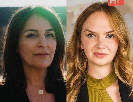 Zwei Frauen nebeneinander, eine mit dunklem Haar und eine mit blondem Haar, vor neutralem Hintergrund.