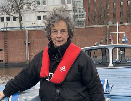 Binnenschiffseelsorgerin Andrea Hauck auf der Barkasse mit Rettungsweste