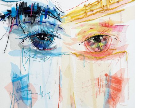 Kunstwerk mit zwei Augen, eines in Blau und eines in Rot, aus Stoff und Fäden gestaltet.