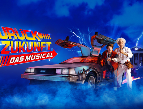 Poster für 'Zurück in die Zukunft - Das Musical' mit einem DeLorean und zwei Figuren vor einem blauen Hintergrund mit Blitzen.