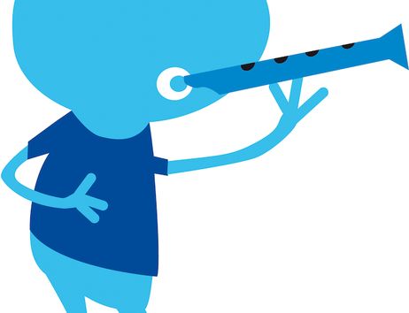 Illustration eines blauen, tierähnlichen Kindes mit Flöte, passend zum Klangstrolch-Kurs Sola.