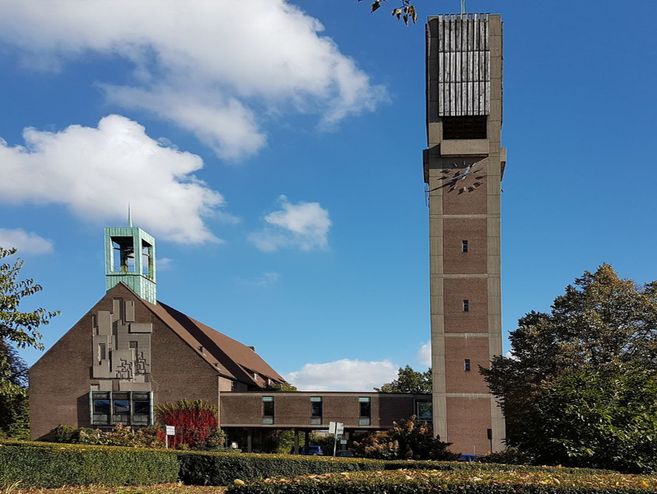 Christus-Kirche Wandsbek mit Glockenturm und blauem Himmel.