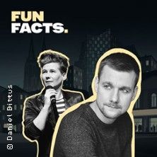 Covergrafik zu „FUN FACTS mit Tobi Schlegl“ mit zwei schwarz-weißen Porträts vor einer nächtlichen Stadtkulisse; links Tobi Schlegl mit Mikrofon, rechts ein Mann im Vordergrund.