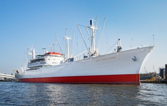 Das Schiff Cap San Diego im Hafen, weiß mit rotem Rumpf.