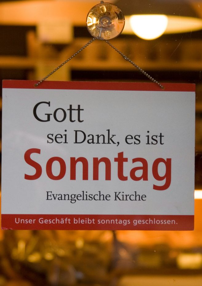 Ein Schild mit der Aufschrift 'Gott sei Dank, es ist Sonntag. Evangelische Kirche. Unser Geschäft bleibt sonntags geschlossen.'