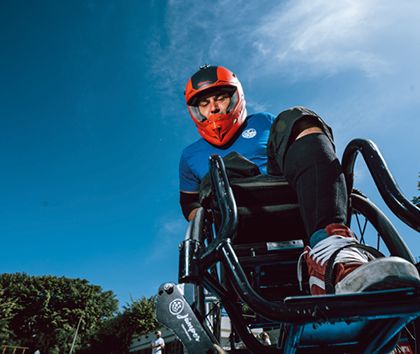WCMX Fahrer Björn-Patrick Meyer mit Helm fährt über ein Hindernis auf der RSB (Rollschuhbahn – Planten un Blomen)