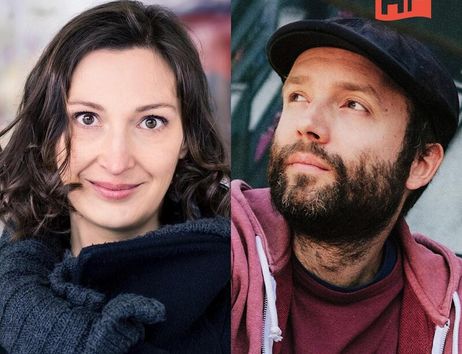 Zwei Personen, eine Frau links und ein Mann rechts, nebeneinander abgebildet. Die Frau trägt einen schwarzen Schal, der Mann eine Mütze und einen roten Pullover.