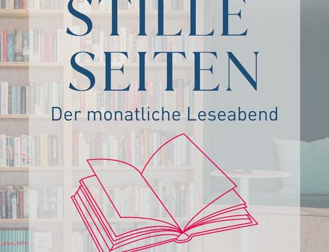 Plakat für den monatlichen Leseabend 'Stille Seiten' mit einem offenen Buch und Bücherregal im Hintergrund.