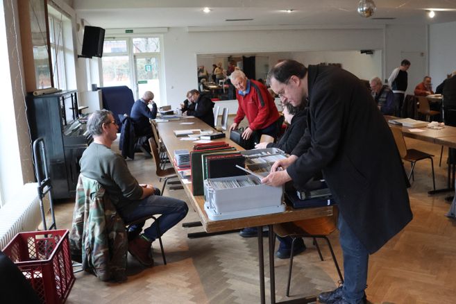 Briefmarkensammler beim Tausch