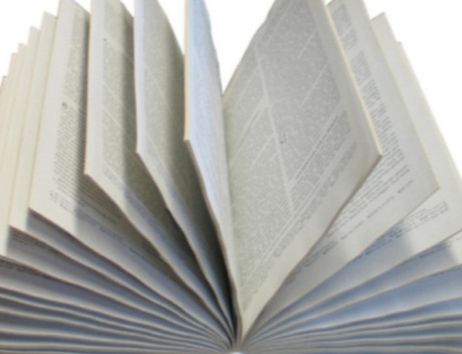 Ein aufgeschlagenes Buch mit sichtbaren Textseiten.
