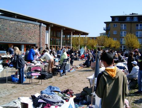 Flohmarktstände am Außengelände