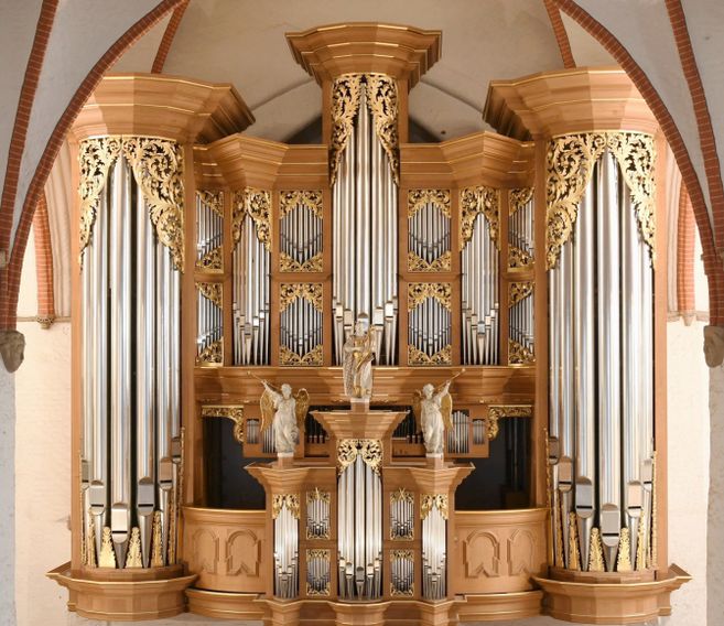 Arp-Schnitger-Orgel in einer Kirche mit reich verzierten Pfeifen und Holzschnitzereien.