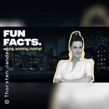 Eine Frau in weißem Oberteil vor einer stilisierten Stadtsilhouette mit dem Text 'FUN FACTS. würzig, wichtig, richtig!'.