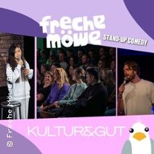 Zwei Comedians auf der Bühne bei einer Stand-Up-Show mit Publikum im Hintergrund. Text: Freche Möwe Stand-Up Comedy im KULTUR&GUT.