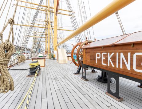 Deck des historischen Segelschiffs Peking mit Takelage und Steuerrad.