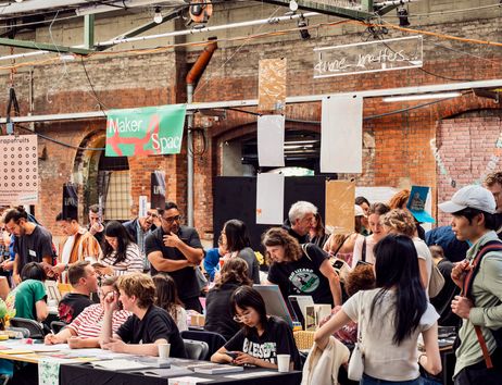 Indiecon Messe, Präsentationen am Stand mit vielen Menschen