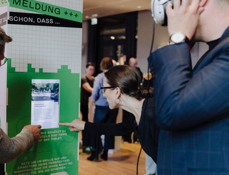 Personen interagieren mit einer Ausstellungstafel im Aktionslabor der ZEIT STIFTUNG BUCERIUS.