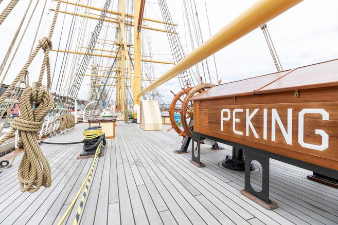 Deck des historischen Segelschiffs Peking mit Takelage und Steuerrad.