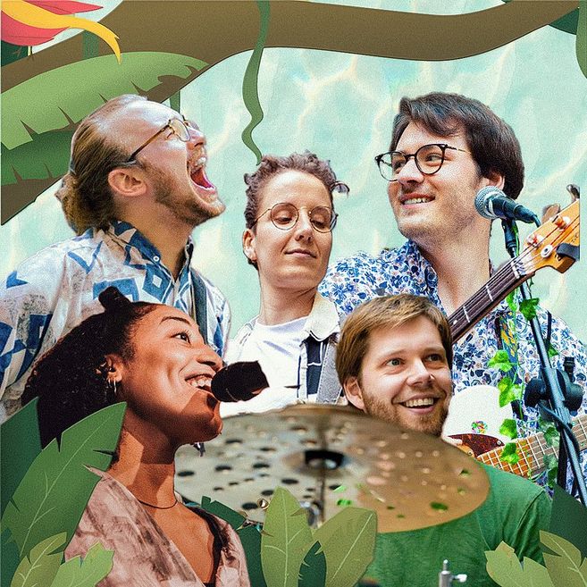 Eine fröhliche Musikgruppe mit fünf Mitgliedern, umgeben von tropischen Blättern, lächelt und spielt Instrumente.