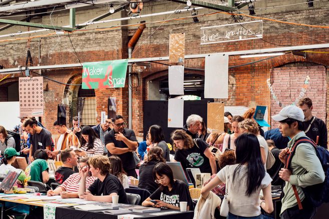 Indiecon Messe, Präsentationen am Stand mit vielen Menschen