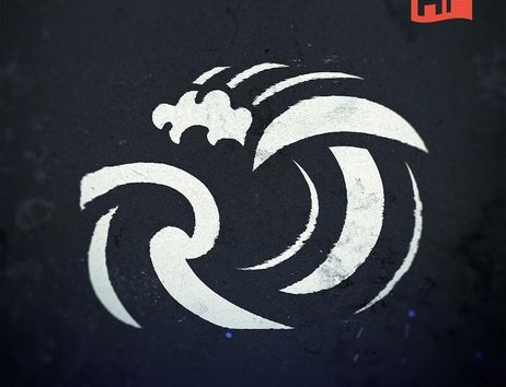 Ein stilisiertes Logo mit weißen Wellen auf schwarzem Hintergrund und einem roten HF-Emblem in der Ecke.