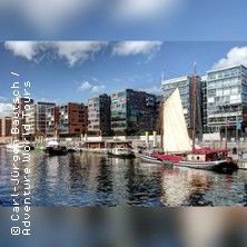 Blick auf moderne Gebäude und Boote im Wasser in der Hafencity Hamburg.