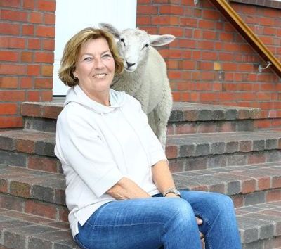 Dora Heldt auf Stugen mit Schaf