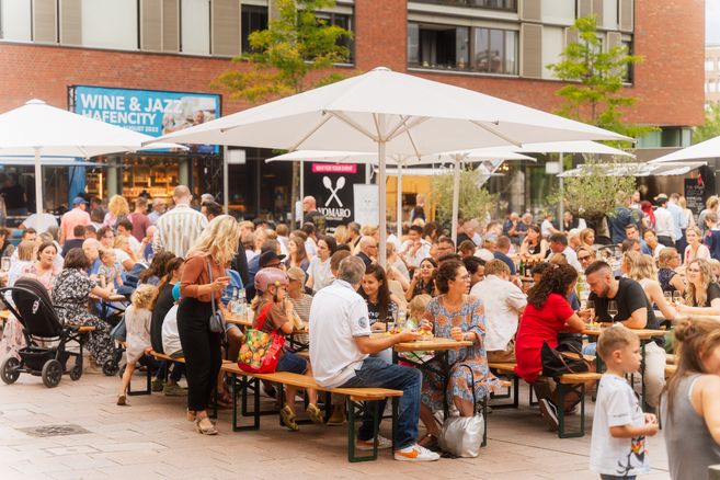 Hier steht ein Foto des Wine&Jazz Events aus dem Vorjahr 