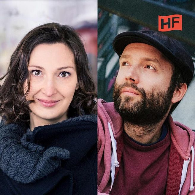 Zwei Personen, eine Frau links und ein Mann rechts, nebeneinander abgebildet. Die Frau trägt einen schwarzen Schal, der Mann eine Mütze und einen roten Pullover.