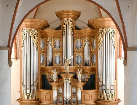 Eine prächtige Orgel mit goldenen Verzierungen und Pfeifen in einer Kirche.