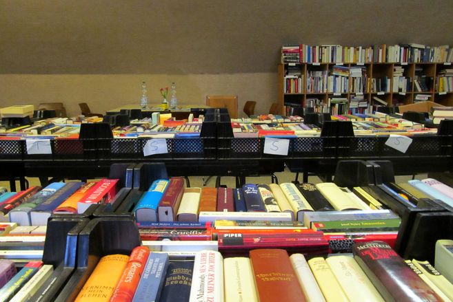 Bücher in Kisten auf einem Tisch in einem Gemeindehaus.