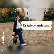 Eine Frau spaziert mit einem Korb über eine Wiese, im Hintergrund sind Bäume und ein Gebäude zu sehen. Der Text 'Kräuterwanderung' ist eingeblendet.
