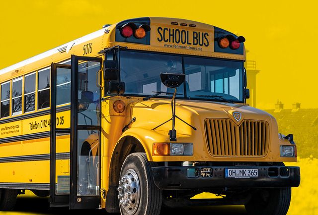 Gelber amerikanischer Schulbus mit offener Tür vor gelbem Hintergrund.