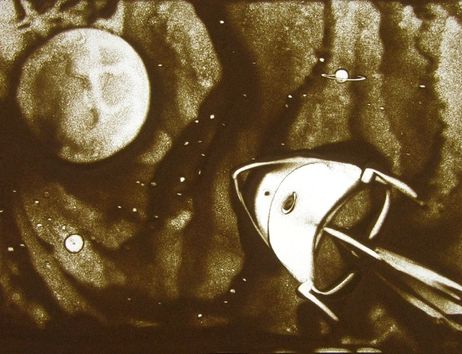 Sandkunstwerk einer Rakete im Weltraum mit Mond und Saturn im Hintergrund.