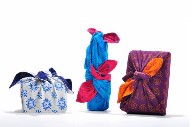 3 in Furoshikitücher verpackte Geschenke