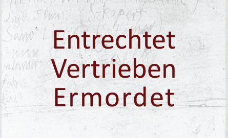 Weiße Fläche mit blass sichtbaren handschriftlichen Notizen im Hintergrund und großem dunkelrotem Text „Entrechtet, Vertrieben, Ermordet“.
