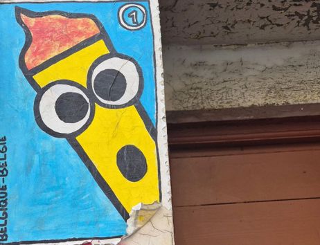 Paste up mit einer Fritte. Die Fritte schaut überrascht.