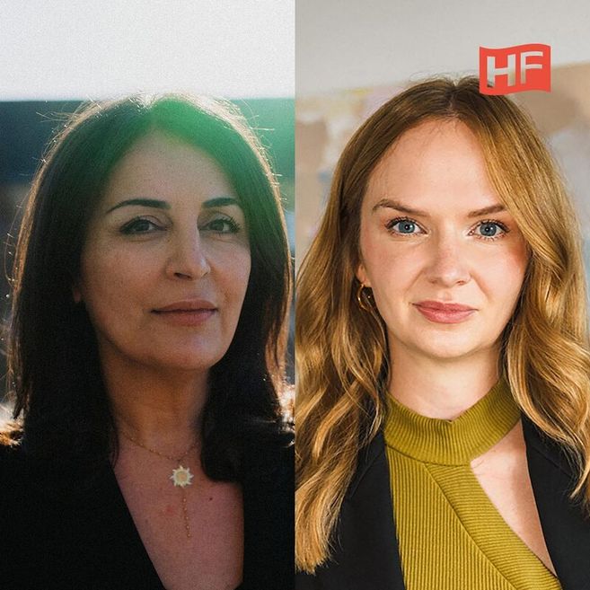 Zwei Frauen nebeneinander, eine mit dunklem Haar und eine mit blondem Haar, vor neutralem Hintergrund.
