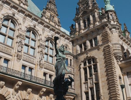 Hygieia Brunnen im Hamburger Rathaus Innenhof