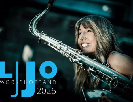 Eine Frau mit einem Saxophon lächelt, während sie das Instrument hält. Der Text 'LJJO Workshopband 2026' ist im Bild zu sehen.